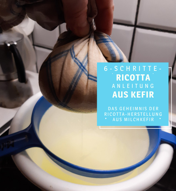 hier steht der Beitragstitel „6-Schritte-Anleitung für Ricotta aus Milchkefir“ auf einem Bild, wo Ricotta abtropft