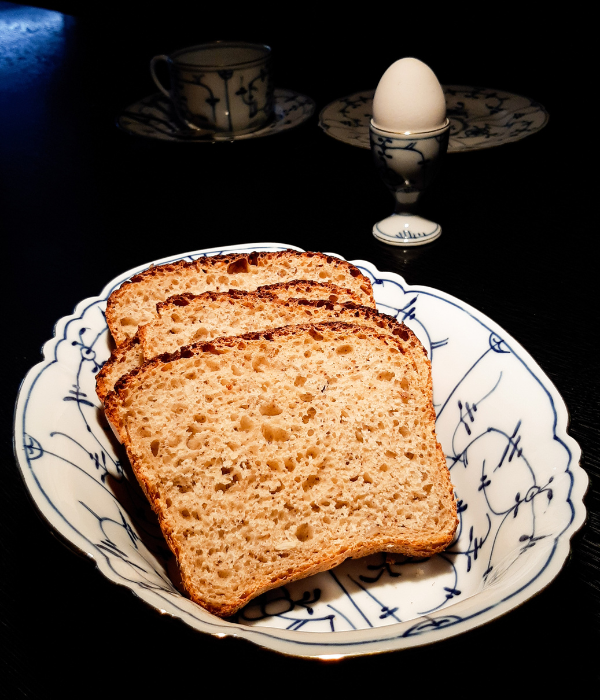 Kefir-Brot Rezept: aufgeschnittenes Brot in Schale auf dem Frühstückstisch